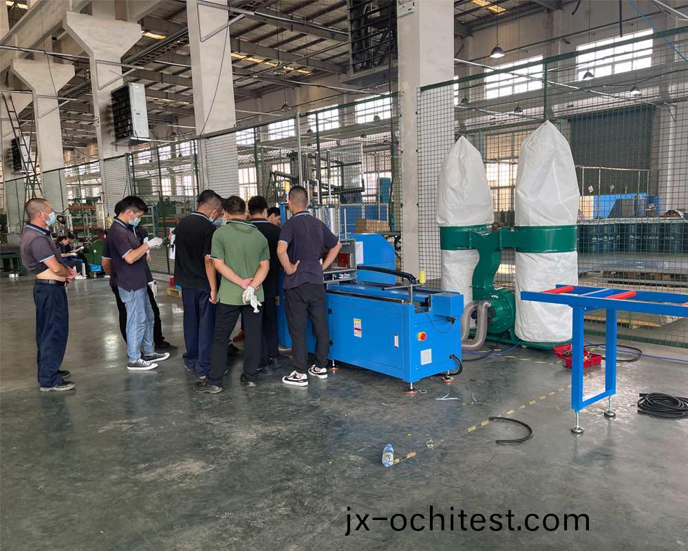 切鋁(lv)設(she)備在(zai)客戶(hu)現(xian)場(chang)調試(shi)中(zhong) 切(qie)鋁設備(bei)在客(ke)戶(hu)現場調試中(zhong)